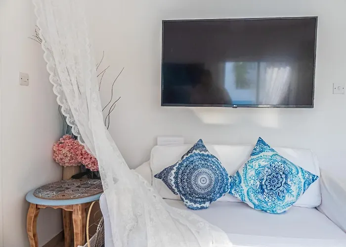 Greek Island Style 2 Bedroom With Pool Next To The Sea *