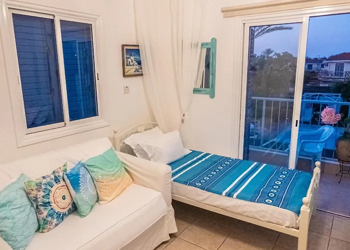 Vila Greek Island Style 2 Bedroom With Pool Next To The Sea Larnaca