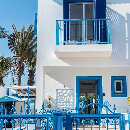 Greek Island Style 2 Bedroom With Pool Next To The Sea لارنكا