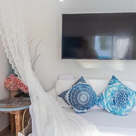 Greek Island Style 2 Bedroom With Pool Next To The Sea *