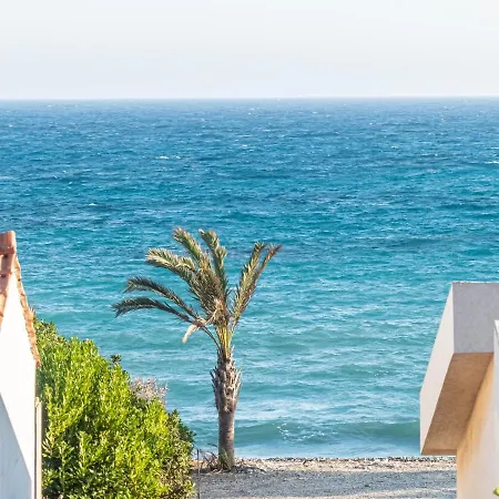 Greek Island Style 2 Bedroom With Pool Next To The Sea لارنكا