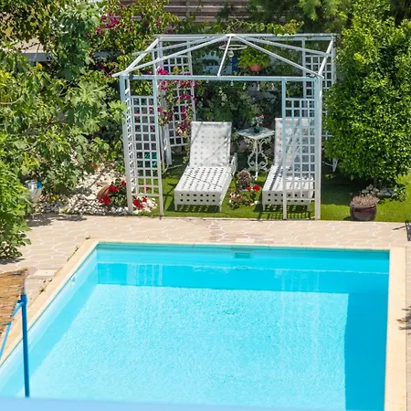 Greek Island Style 2 Bedroom With Pool Next To The Sea * لارنكا